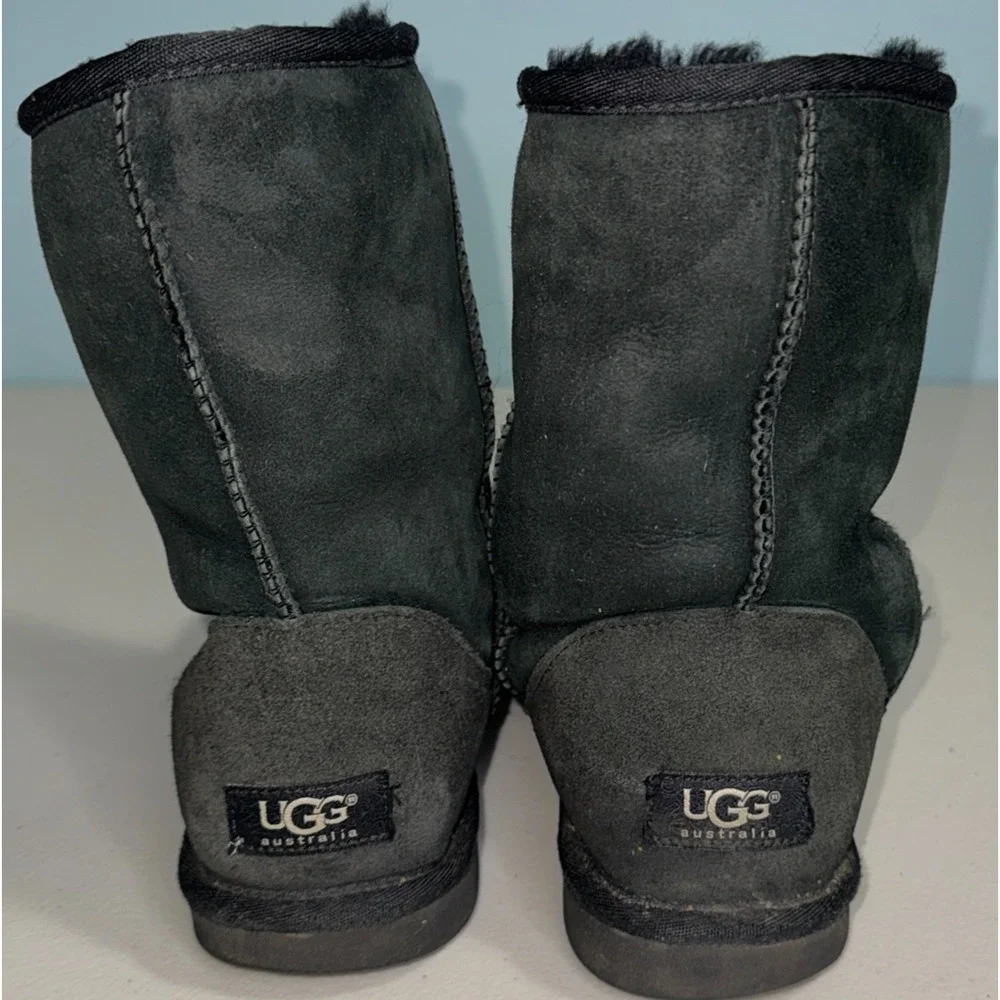 UGG Australia Womens 8 Boot Classic Short Outdoor Winter Warm Cool‎ Weather Cozy